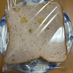 ブーランジェ・シャンソニエ - オマケでもらったサツマイモとクルミのパン