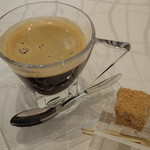 クイントカント - コーヒーとアーリア ティ ノッチョーラ（小菓子）