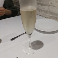 ピヴォワーヌ - シャンパンで乾杯