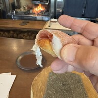 カエンネ - ハヶ岳の麓で作る自然熟成生ハム、下にはパイ