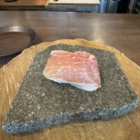 カエンネ - ハヶ岳の麓で作る自然熟成生ハム、下にはパイ