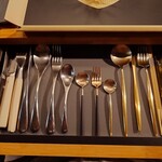 クッチーナ - 引き出しの食器
      好きな食器を使えるけれど
      僕的にはソースを味わいたいので
      スプーンがいつも欲しいので
      スプーンを後から提供してもらった
      
      これは貧乏性だからではない
      味わいを確かめる為（ホントか❔笑）