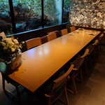 クッチーナ - 奥のテーブル席
      最初、このテーブルにセットされていたけれど
      幹事さんが、カウンターの方が良いだろうと
      カウンター前の席に移動をお願いしてくれてた