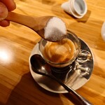 クッチーナ - 砂糖無しでは、流石によく効く（笑）けれど
      
      砂糖を入れると飲みやすくなり
      苦味感シッカリで酸味感に深みを感じる
      味わい深い美味しさとなった
      
      エスプレッソの豆も良い品を使っているのだろう