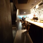 クッチーナ - 店内はカウンター席と奥にテーブル席がある