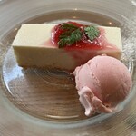 トラットリア ノラ･クチーナ - レアチーズケーキ　ストロベリーアイス