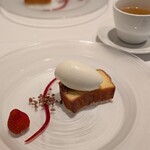 298170381 - デザート、パウンドケーキに塩味のアイス、お供はハーブティー
