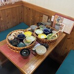 創作和食 ゲァネエッセン - 4人掛けテーブルに、花籠御膳は2個までしか乗りません！
