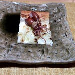 Yd'or - 出始めの新玉葱とホタルイカのタルト・フランベ