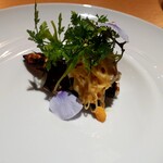 Yd'or - 喜多方産ホワイトアスパラ、渡り蟹とウフ・ブルイエのサラダ