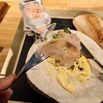 クッチーナ - 『超薄切り』に出来るスライサーで切られた
      プロシュートは、確かにフワフワ食感で
      
      アスパラと合わせることにより
      塩気を補い、生ハムの旨味も足されていて
      アスパラを楽しく、最後まで貪り続けた