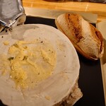 クッチーナ - ◯シラスのブルスケッタ（付け添え❔）
      パンの陶器の容器に入っていた
      
      愛知県篠島で採れたシラス
      残ったソースとの相性が良いので
      付けてお召し上がり下さい　との説明