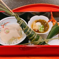 京懐石 美濃吉 竹茂楼 ホテルグランヴィア京都店 - 前菜は自家製胡麻豆腐。もずく、エビとちまき