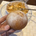 グラティナ - 自家製パン。ホワイトソースを拭き取る専用