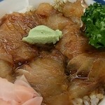 食堂どん - 「新鰺ヶ沢名物 ヒラメのヅケ丼」（1,300円）のヒラメのヅケ丼