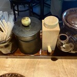 軽井沢 うなぎ四代目菊川 - 左からつまようじ、山椒粒、山椒粉、うなぎのタレ