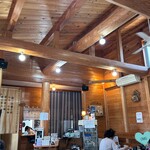 そば工房ＨＩＲＯ - ログハウス風の店内