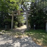 そば工房ＨＩＲＯ - 日峰神社鳥居
