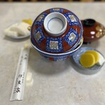 伊豆家 - 味噌汁　¥150、漬物(たくあん&蕪2切ずつ)が天丼にセットで付きます