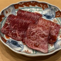 神戸焼肉 金虎 - 神戸牛肉刺し ウチヒラ 勢戸章示さん 37ヶ月
                      神戸牛肉刺し 三角バラ 勢戸章示さん 40ヶ月