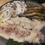 肉匠迎賓館 精華町店 - 海鮮はイカが多くて余りましたが、有頭海老も。