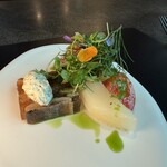 Alternative - 2皿目
      身欠き鰊とにぎりこのテリーヌ、サワークリーム、ホワイトアスパラガス、フルーツトマト。