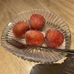 肉匠迎賓館 - デザートのイチゴアイス。イチゴ丸々を凍らせています。