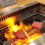 和牛専門店 焼肉 牛和 - 炎に包まれる肩芯