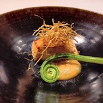 銀座うち山 - 焼物『桜鱒（木の芽味噌）・こごみのおひたし』