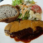 バーンズ・キッチン - 本日のランチ \1,500のビーフステーキ、サラダ、パン