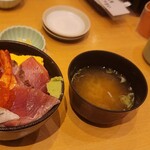 まぐろや相馬水産 - こちらが1580円のおまかせ丼。