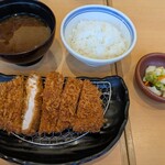 かつはな亭 - 上ロースカツランチ140g 1265円　ごはん味噌汁、漬物、キャベツおかわり自由