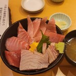 まぐろや相馬水産 - こちらが2500円のトロ3種盛り丼、この味でこの価格は安いです(^o^)/