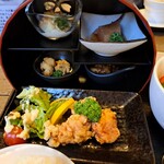 和風ばる つどいや - から揚げと奥に小鉢が４品