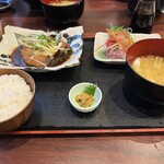市場食堂 さかなや - 小鉢はネギ味噌でした。圧倒的なビジュアル