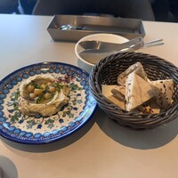 Trattoria Tabule - ひよこ豆のフムスと焼きたてピダブレッド
