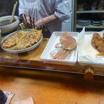 和乃家 - カウンターには美味しそうな料理がズラリと並んでいます