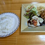 かのこ 瓜生野店 - ライスとメインデッシュ。メニュー上は左上にスープがあったが、今回は無くて店主にコーヒーを持って来た時に確認で聞いてみたら、"すみません、諸物価高騰の折、しばらく前からカットさせて頂いてます"とのこと。