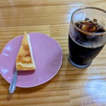 かのこ 瓜生野店 - 食後のドリンクとデザート。アイスコーヒーと手作りのチーズケーキ。この価格ならば大合格です。