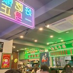 民記煲仔飯 - 店内楽しい感じ