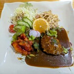 かのこ 瓜生野店 - 女房選択の同ランチのデミグラスソースハンバーグとえびチリソース。凄く美味しかったと言っていた。希望料理が重なり、今回は女房に譲ったが次回は私が選びます。
                                