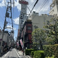 網元 別館 - 高々と看板がある