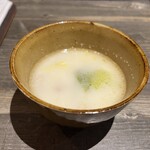 旬とスパイスのお店 星みや - お通し（春キャベツとしじみとせせりの塩麹スープ）
