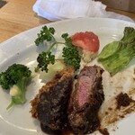 グリル小川 - 切り口はレア。とてもやわらかいです。