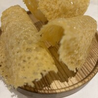 ヴォーロ・コズィ - チーズのおせんべい、めちゃくちゃワインが進みますー