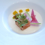 アミューズ　大根のムースとサーモンのマリネ　ハイビスカスのゼリー
