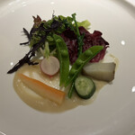 ヤマガタ サンダンデロ - 新鮮野菜たっぷりに、魚醤と、カリフラワーピューレをつけて。