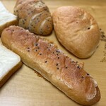 パン ドゥ シュクレ - 奥左･あん塩パン   奥右･のびるチーズ  手前･パニーニ