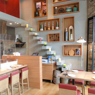 テラスからの光が差し込む開放的な空間