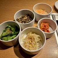 ビーフキッチン 恵比寿店 - ナムル４種盛りと白菜キムチ